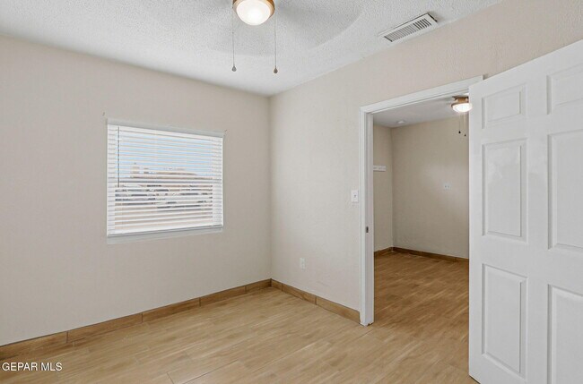 Building Photo - 2624 Lake Victoria Dr