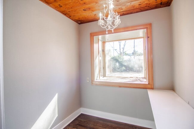 Building Photo - Beautiful 3-Bedroom Home with Natural Ligh...