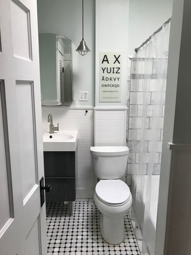 Building Photo - Remington 5BR Rowhome Available 6/1 | Steps to JHU | Finished Basement Bed/Bath | 2,300 Sq Ft