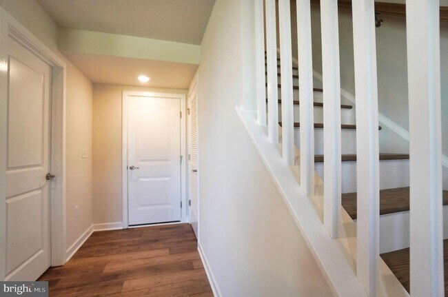 Building Photo - 4823 Lincoln Aly