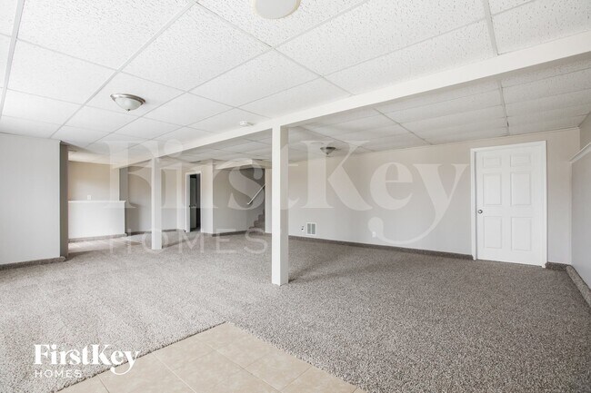 Building Photo - 1049 NE Queens Cir