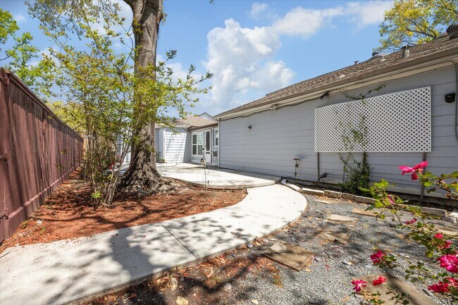 Building Photo - 3302 Chris Dr