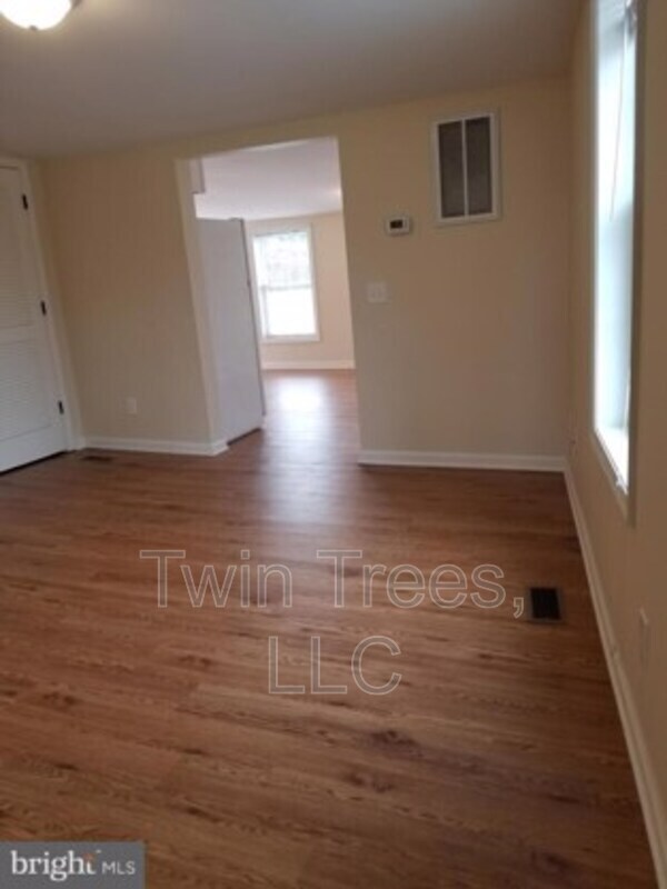 Building Photo - 5937 King St