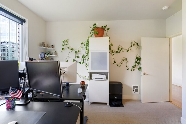 Building Photo - 2 Bed, 2 Bath Bright & Modern Condo in the Pearl District - Now Available!