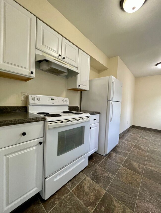 Building Photo - Montavilla 2 Bedroom Upstairs Apartment w/ A/C and Off Street Parking~ PETS WELCOME! 95 Walksco