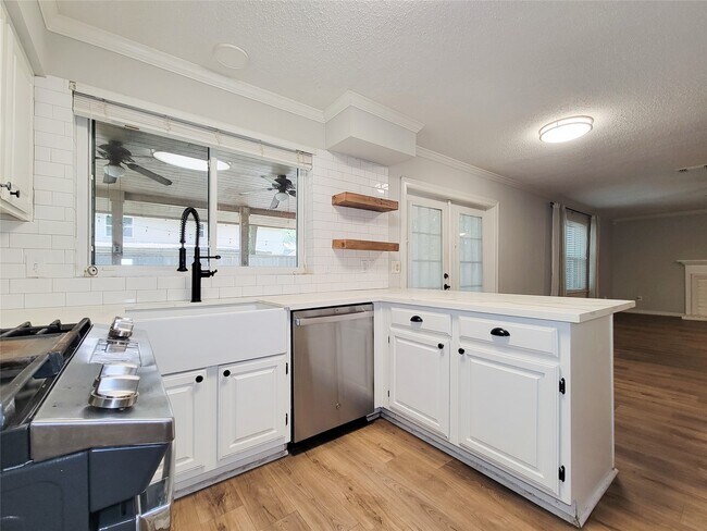 Building Photo - 8123 Sunny Ridge Dr