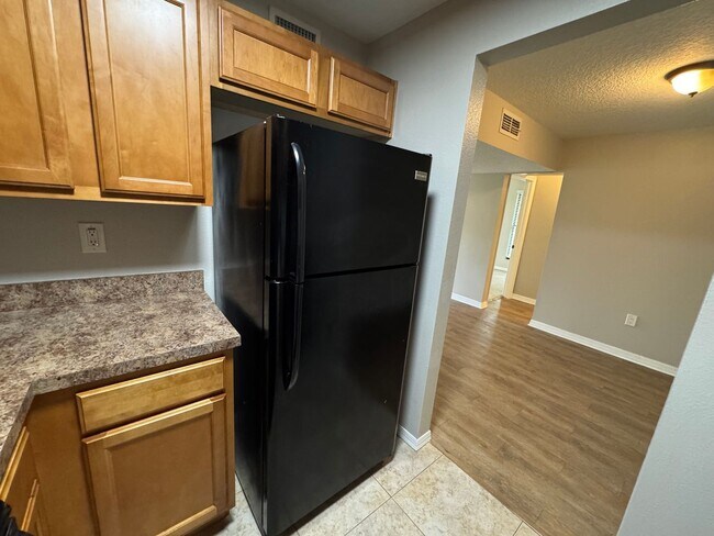 Building Photo - Lovely Winter Springs Condo ~ Vinyl Plank Flooring and Large Screened Patio!