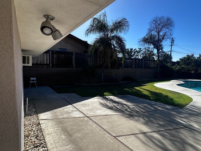 Building Photo - HOUSE