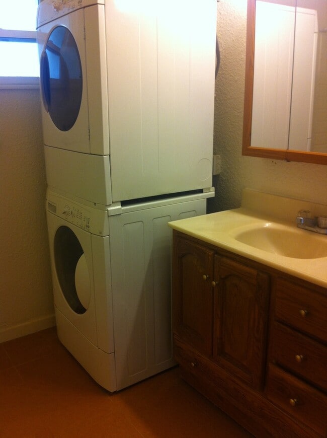 Building Photo - Tidy 2 bedroom 1 bath with fenced backyard