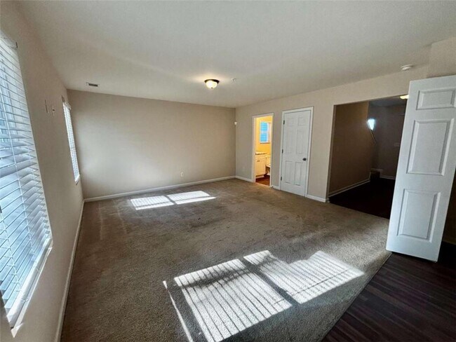 Building Photo - 637 Carlton Pointe Dr