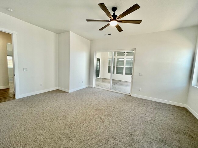 Building Photo - Like New! Three Bedroom Home in Desert Color