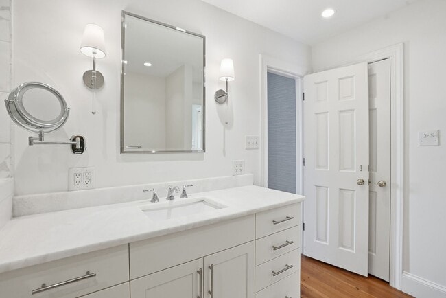 Building Photo - 3 BED | 4 BATH | TWO CAR GARAGE | HISTORIC DISTRICT TOWNHOME