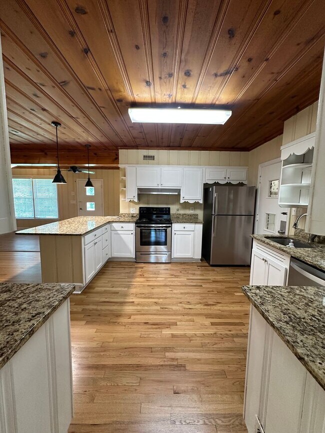 Building Photo - 3 Bedroom Ranch in Gainesville!