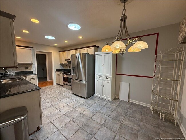 Building Photo - 995 Greenbriar Dr