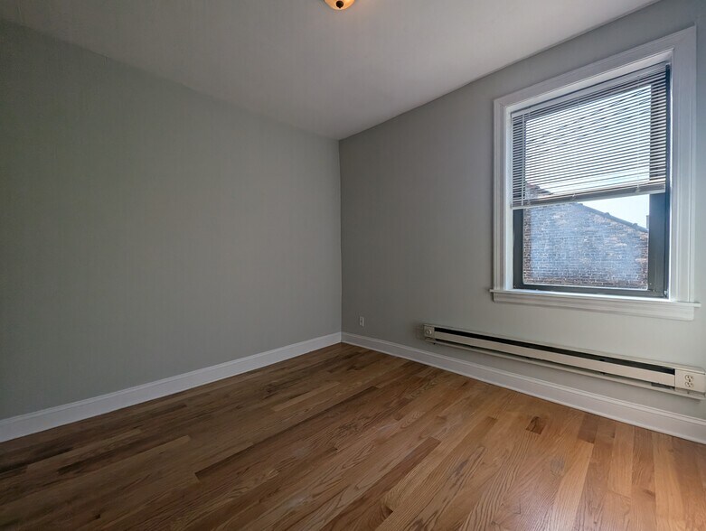 Building Photo - 3732 N Pine Grove Ave