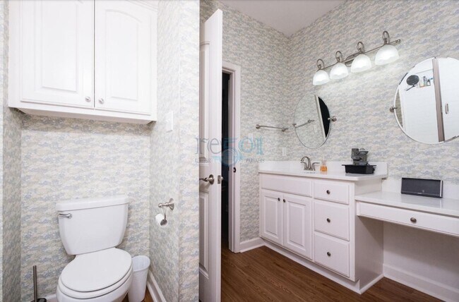Building Photo - Gorgeous Find In West Little Rock!