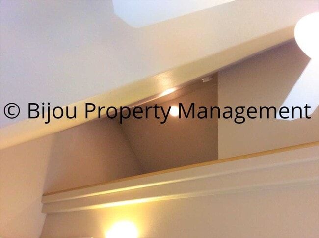 Building Photo - Nice Two Bed One Bath Home