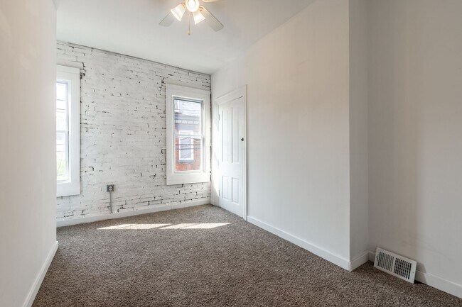 Building Photo - Urban Elegance in the Heart of the South Side