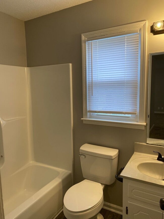 Building Photo - Newly Remodeled! 3Bdr/2Ba Home