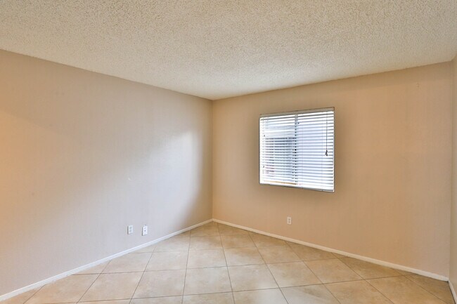 Building Photo - 2846 N 46th Ave