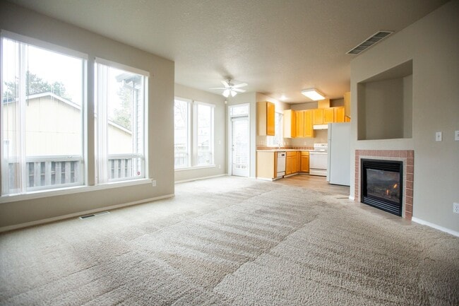 Building Photo - 3 Bedroom Town Home Close to Nike Available !