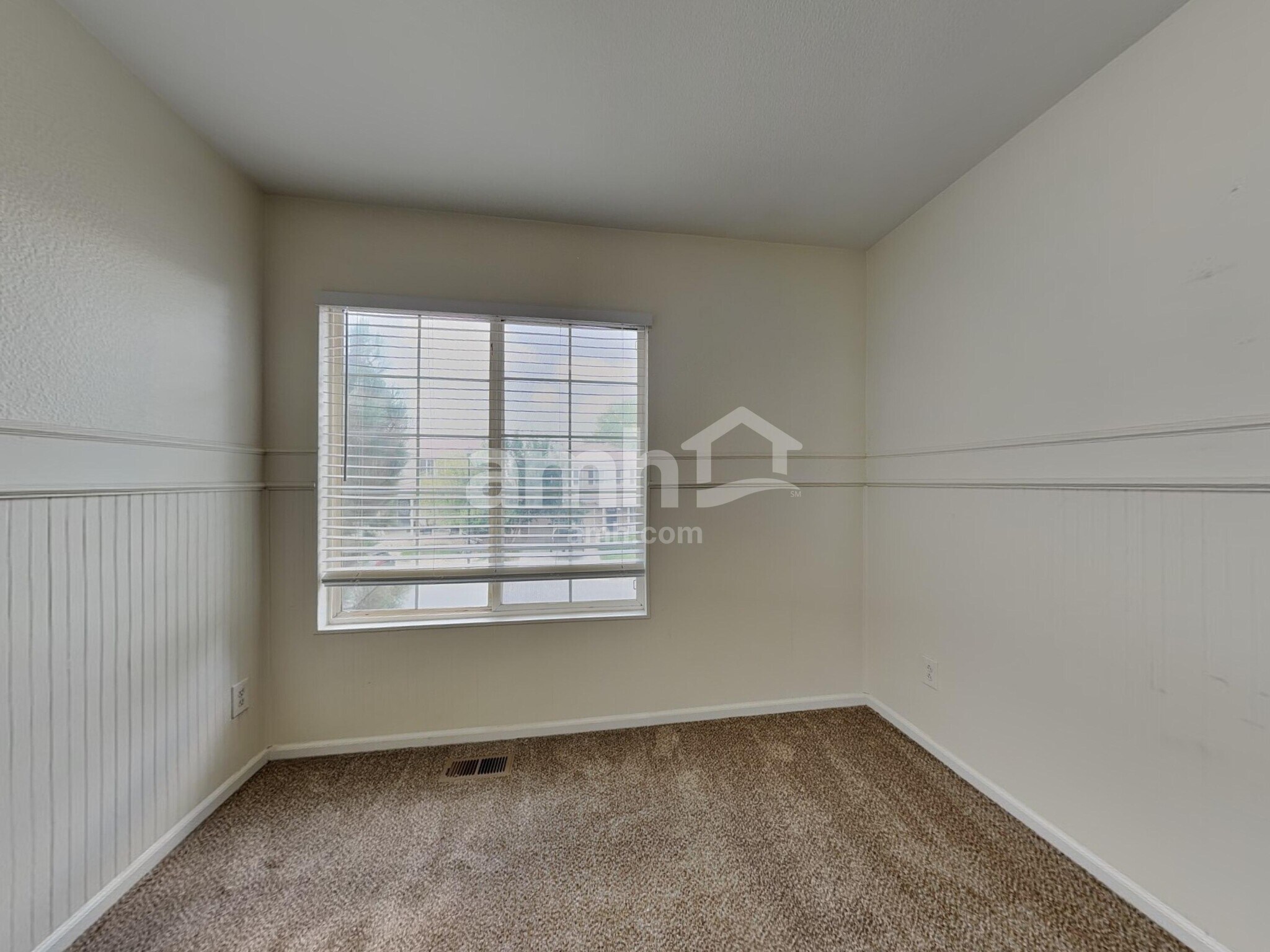 Building Photo - 9762 Chambers Dr