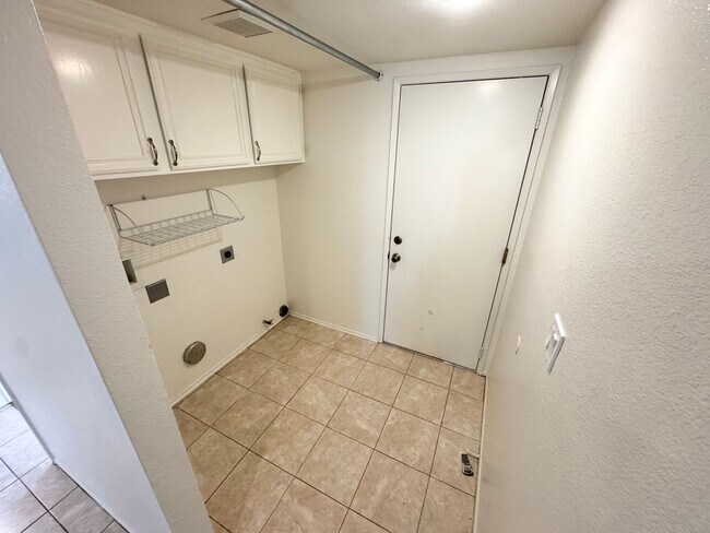 Building Photo - Beautiful West Palmdale Home