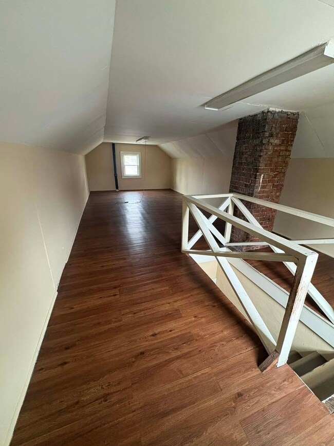 Building Photo - Clean, Cozy Home!