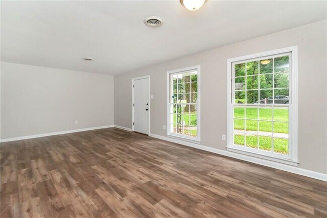 Building Photo - 5416 Hilltop Dr N