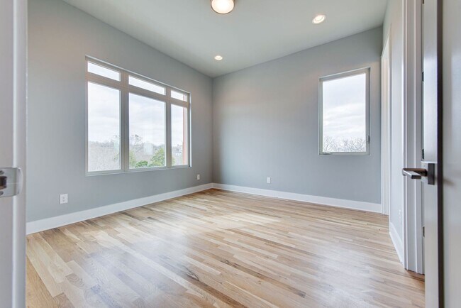 Building Photo - Youngs Lane Luxury Townhome