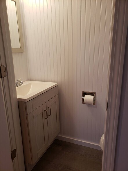 Half bath - 429 Elm St