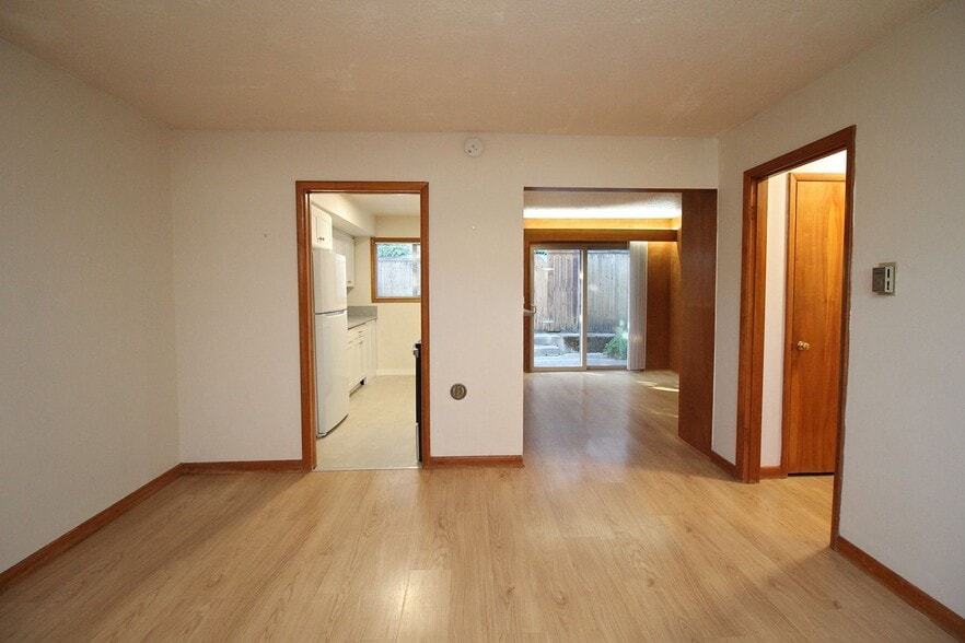 Building Photo - 3200-3236 SW Marigold St