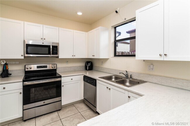 Building Photo - 3376 SE 1st St