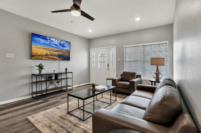 Building Photo - 4 bed 4 bath duplex - $550 per bed