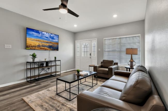 Building Photo - Partially Furnished 4 bed 4 bath near campus!