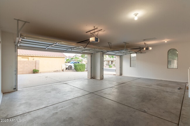 Building Photo - 40882 W Robbins Dr