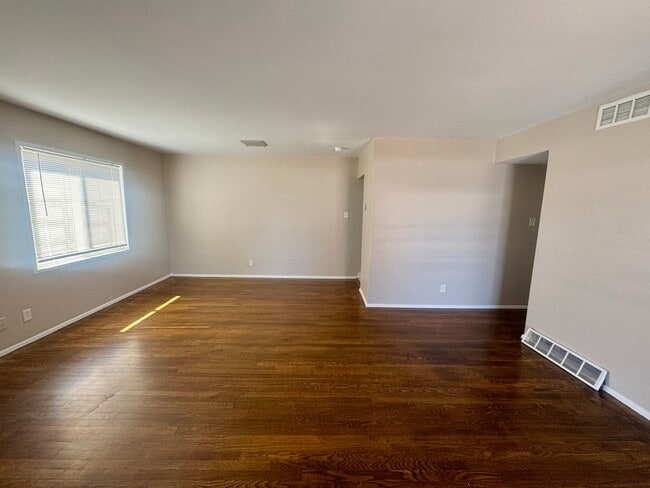 Building Photo - Updated 3 bedroom Centrally Located