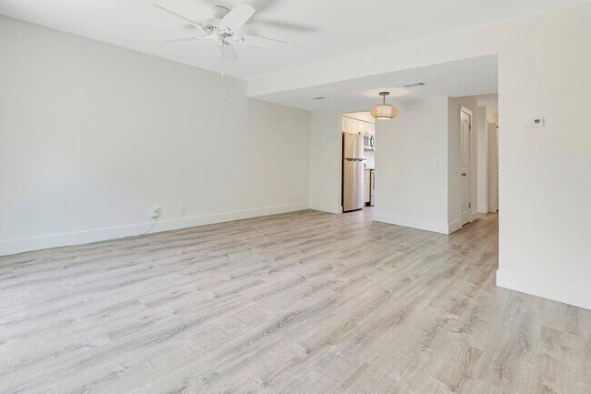 Building Photo - 415 N Cypress Dr