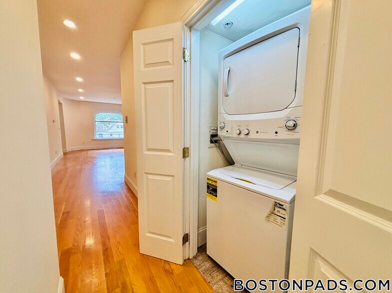 Building Photo - 10 Selkirk Rd