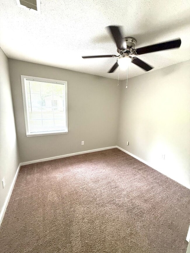 Building Photo - ** 3 bed 2 bath located in Capitol Heights...