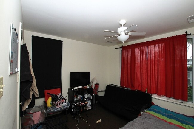 Building Photo - SPacious 2bd 2bath unit with backyard available in brewerytown