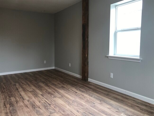 Building Photo - 116 E Main St