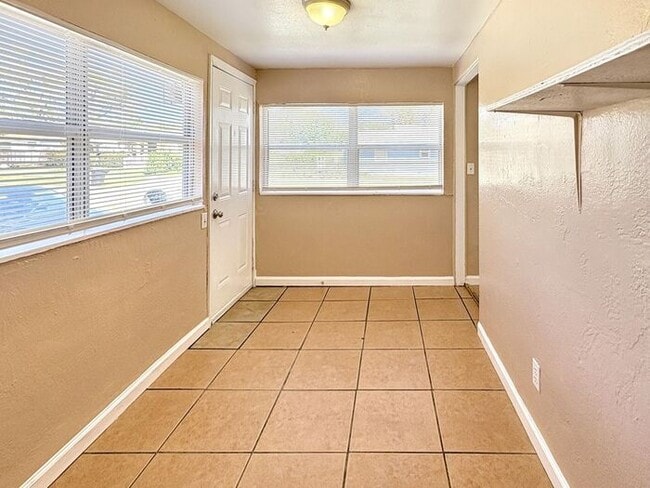 Building Photo - Charming 2-Bedroom Home in St. Petersburg'...
