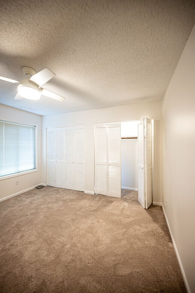 Building Photo - Beautifully Updated 2-Bedroom Condo in Fiv...