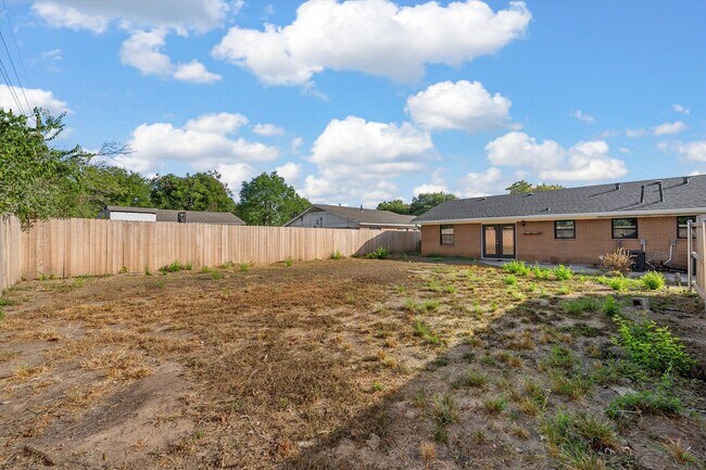 Building Photo - 112 Shirley Dr