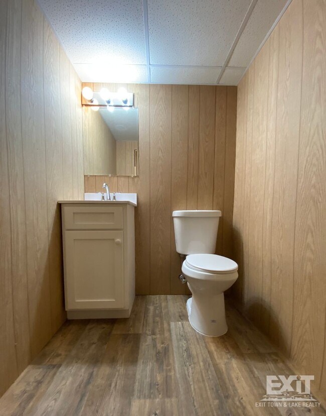 Building Photo - Well Maintained brick ranch home