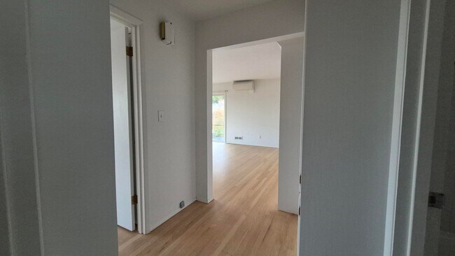 Building Photo - Amazing 2 Bedroom 1 Bath with View in NW P...