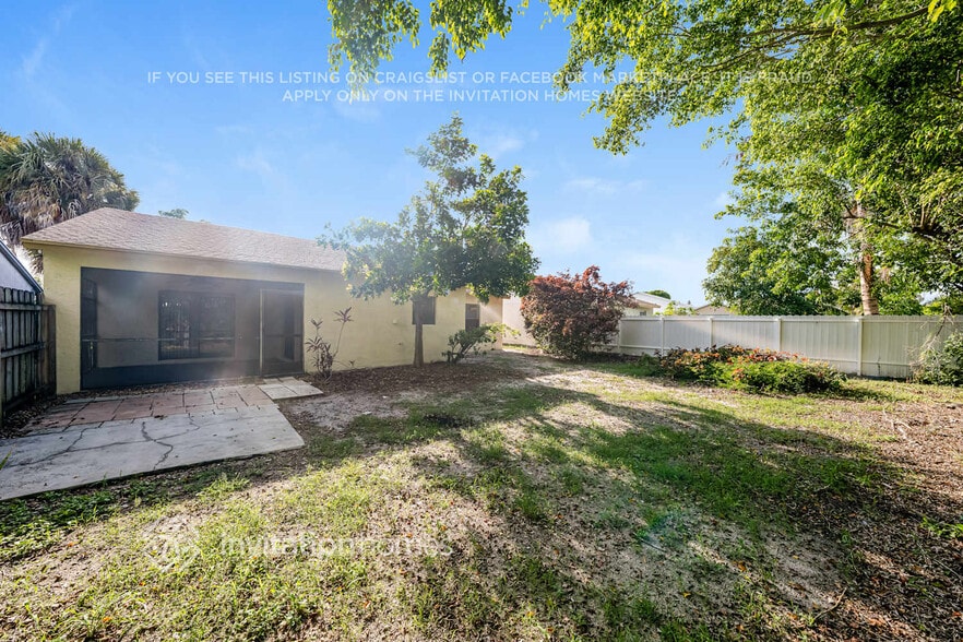 Building Photo - 5646 Lincoln Cir E