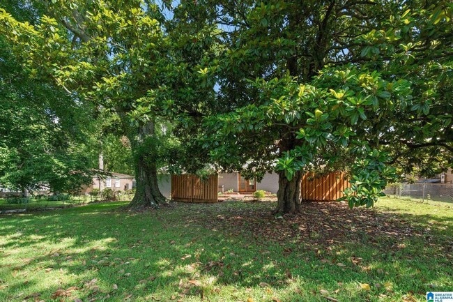 Building Photo - 852 Twin Lake Dr NE