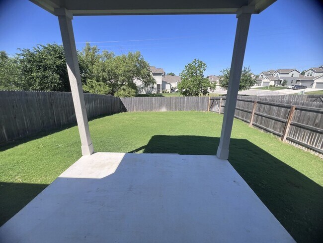 Building Photo - Luxury Townhouse in Cibolo
